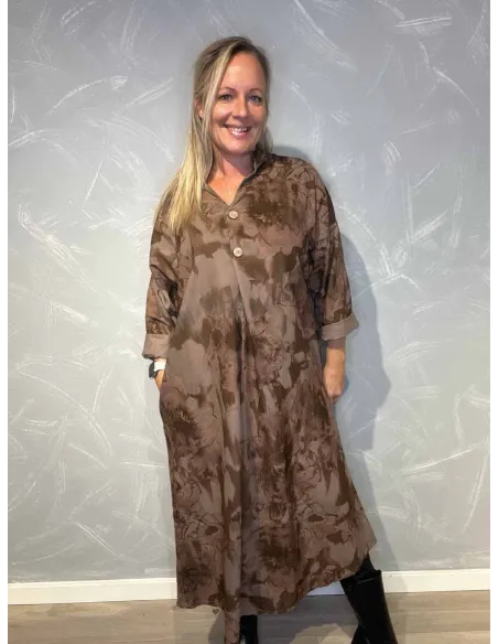 "Lang fløjlskjole til kvinder med brunprint - TIPPY Collection"