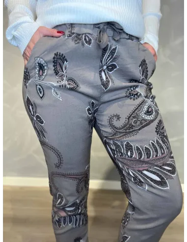 "Nærbillede af paisley print på brune bukser til kvinder - TIPPY"