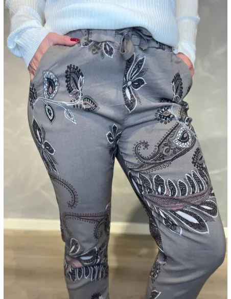 "Nærbillede af paisley print på brune bukser til kvinder - TIPPY"