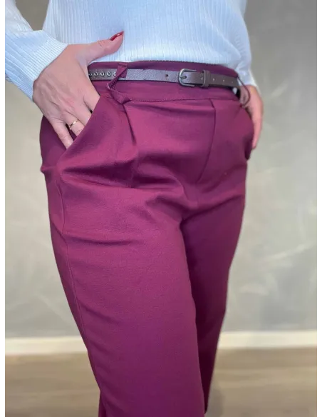 "Nærbillede af bælte på bordeaux bukser til kvinder - TIPPY"