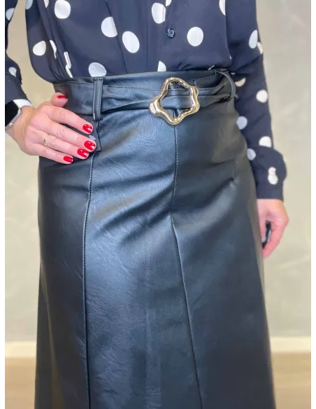 "Nærbillede af læderlook materiale og bælte på sort nederdel til kvinder - TIPPY"