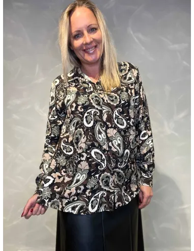 "Nærbillede af paisley mønster på skjorte til kvinder - TIPPY"