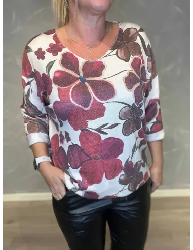 Nærbillede af blomstermønster på rød/bordeaux bluse til kvinder - TIPPY"