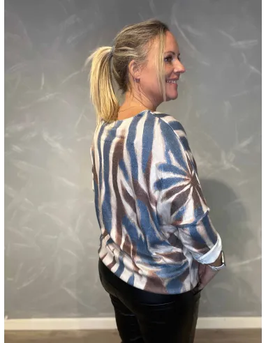 "Nærbillede af stribemønster på blå/brun bluse til kvinder - TIPPY"