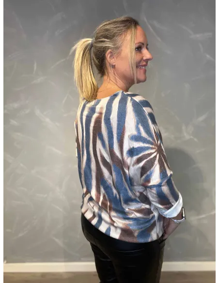 "Nærbillede af stribemønster på blå/brun bluse til kvinder - TIPPY"