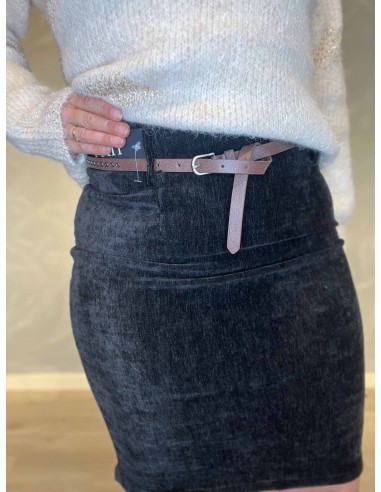 "Nærbillede af bælte og lynlås på sort velour nederdel til kvinder - TIPPY"