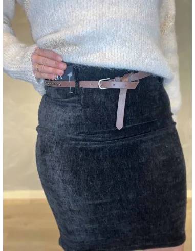 "Nærbillede af bælte og lynlås på sort velour nederdel til kvinder - TIPPY"