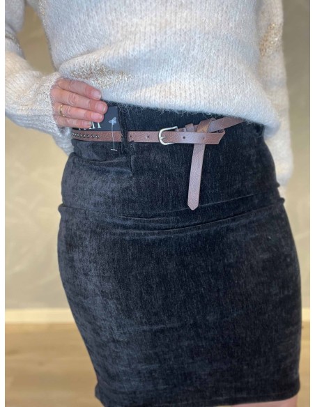 "Nærbillede af bælte og lynlås på sort velour nederdel til kvinder - TIPPY"