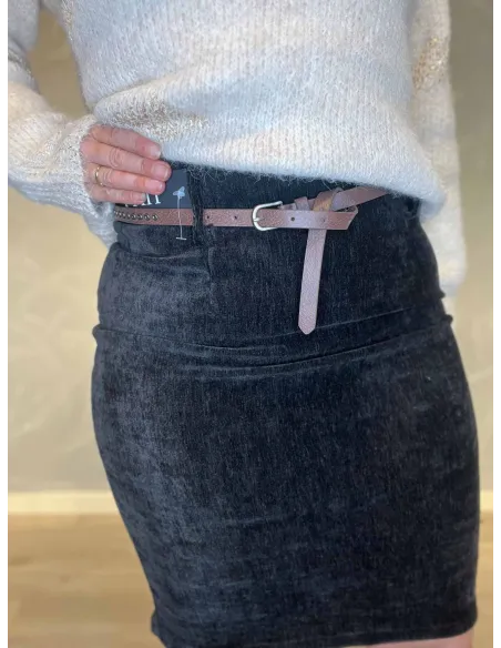 "Nærbillede af bælte og lynlås på sort velour nederdel til kvinder - TIPPY"