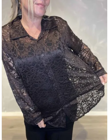 "Nærbillede af blonde stof på sort gennemsigtig skjorte til kvinder - TIPPY"