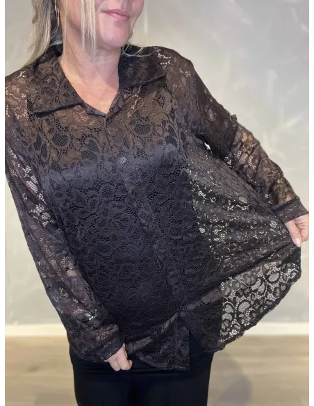 "Nærbillede af blonde stof på sort gennemsigtig skjorte til kvinder - TIPPY"