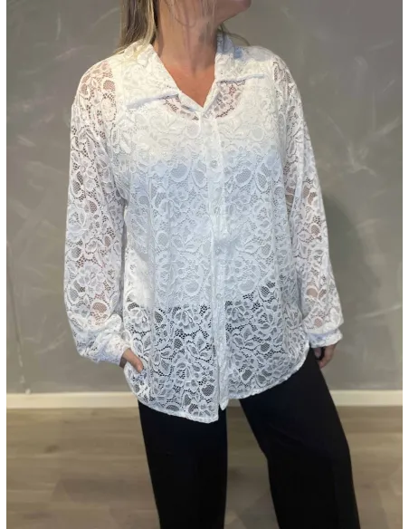 "Krave og knapper på hvid gennemsigtig blondeskjorte til kvinder - TIPPY"