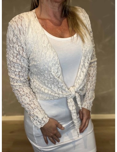 "Nærbillede af blonde stof og flettet bindebånd på hvid bolero cardigan til kvinder - TIPPY"