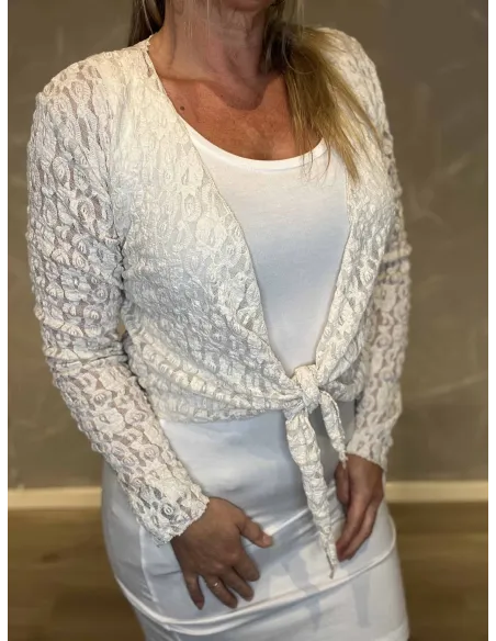 "Nærbillede af blonde stof og flettet bindebånd på hvid bolero cardigan til kvinder - TIPPY"