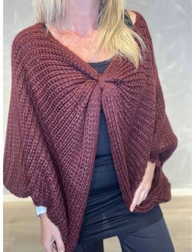 "Nærbillede af vendbar knude på bordeaux strik poncho til kvinder - TIPPY"