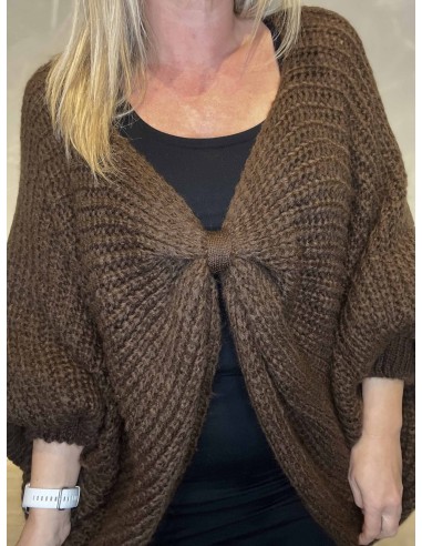 "Nærbillede af vendbar knude på mørk brun strik poncho til kvinder - TIPPY"