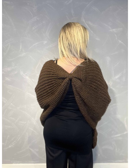 "Bagside af mørk brun strik poncho med ballonærmer og knude bagved til kvinder - TIPPY"