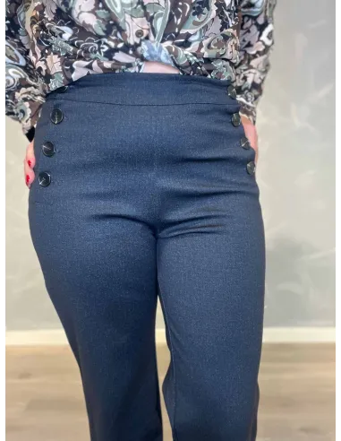 "Nærbillede af knapper på navy straight leg bukser til kvinder - TIPPY"