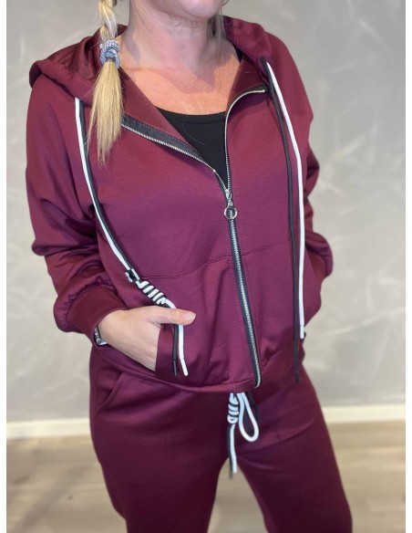 detalje af lynlås og ribkant på bordeaux hoodie – TIPPY Collection