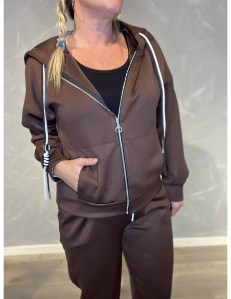detalje af lynlås og lomme på brun zip hoodie – TIPPY Collection