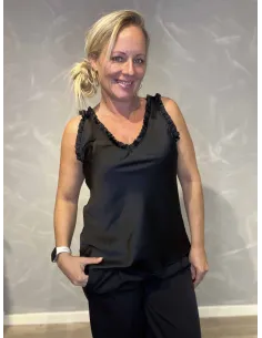 35871 ÆRMELØS SATIN TOP MED FLÆSER SORT