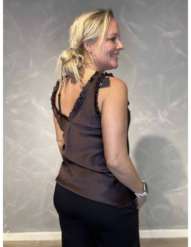 35871 ÆRMELØS SATIN TOP MED FLÆSER BRUN