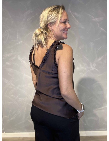 35871 ÆRMELØS SATIN TOP MED FLÆSER BRUN