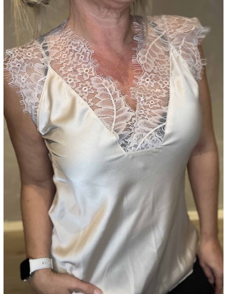 nærbillede af cream satin struktur og blondkant – TIPPY Collection