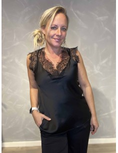 nærbillede af sort satin struktur og blondkant – TIPPY Collection 2