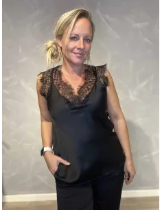 nærbillede af sort satin struktur og blondkant – TIPPY Collection 2