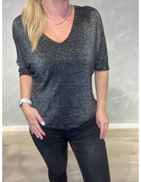 nærbillede af glimmerstruktur i sort bluse – TIPPY Collection