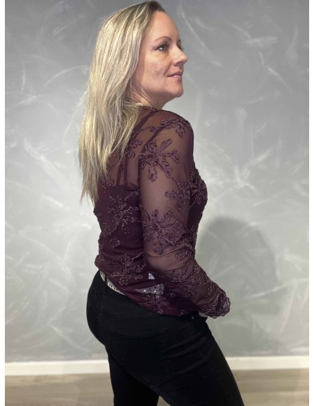 Bagside af bordeaux mesh bluse til kvinder – TIPPY