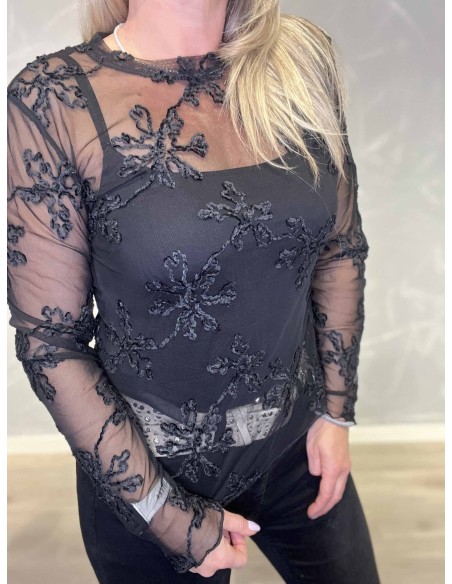 Nærbillede af blomsterbroderi – mesh bluse – TIPPY