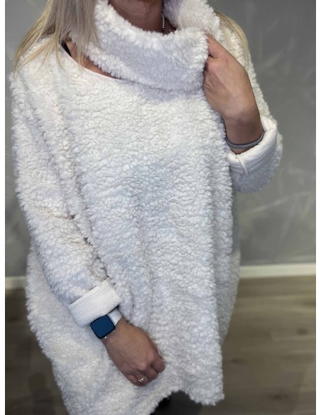 nærbillede af teddystruktur og tørklæde i off white – TIPPY Collection