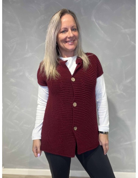 Bordeaux strikvest med knapper til kvinder – TIPPY Collection