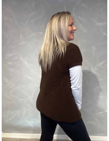 Bagside af brun strikvest til kvinder – TIPPY