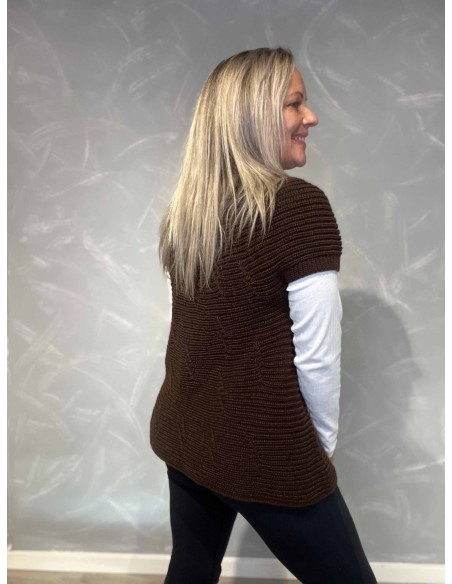 Bagside af brun strikvest til kvinder – TIPPY
