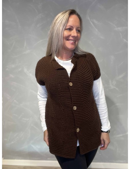 Brun strikvest med knapper til kvinder – TIPPY Collection