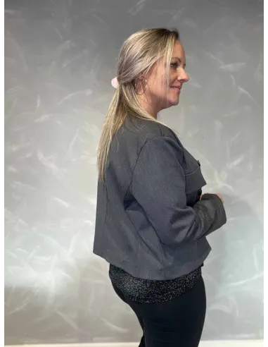 “Bagside af grå kort blazer jakke til kvinder – TIPPY