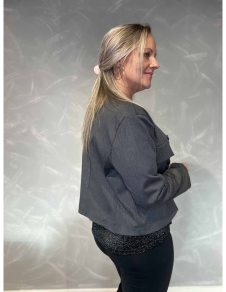 “Bagside af grå kort blazer jakke til kvinder – TIPPY