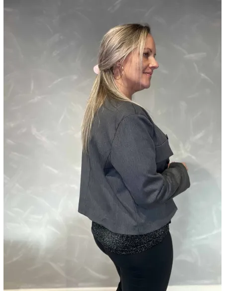 “Bagside af grå kort blazer jakke til kvinder – TIPPY