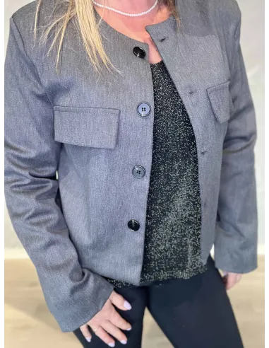 Nærbillede af knaplukning på kort blazer jakke – TIPPY