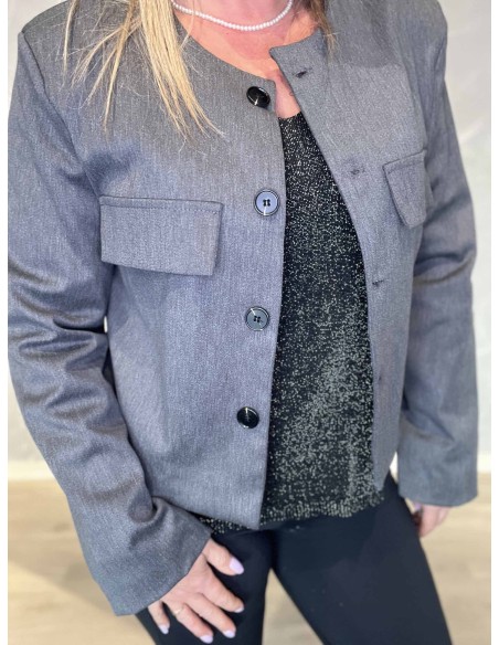 Nærbillede af knaplukning på kort blazer jakke – TIPPY