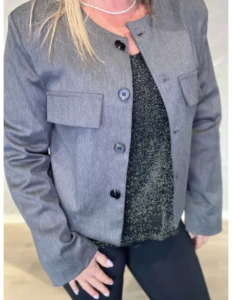 Nærbillede af knaplukning på kort blazer jakke – TIPPY