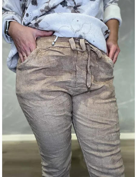 Nærbillede af fløjl og bindebånd på bukser – TIPPY