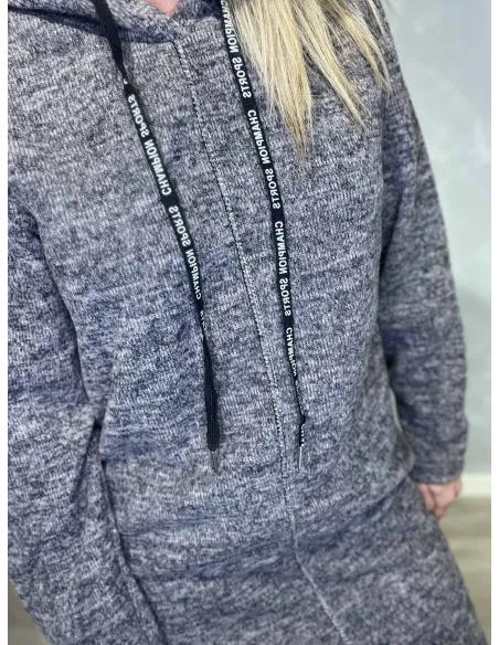 Detalje af hætte og meleret struktur på rosa hoodie – TIPPY