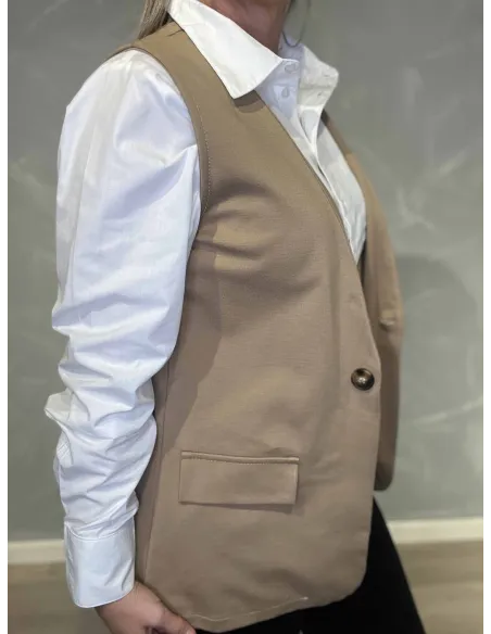 Detalje af pyntelommer på latte vest – TIPPY