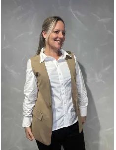 Latte vest med pyntelommer og knap til kvinder – TIPPY Collection
