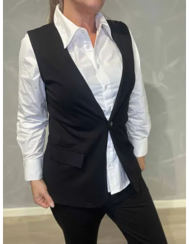 Nærbillede af knaplukning på sort vest – TIPPY