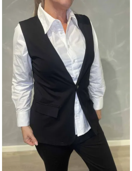 Nærbillede af knaplukning på sort vest – TIPPY